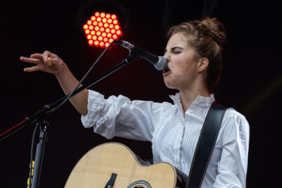Emmy D'Arc @ Nostalgie Beach Festival 2023 Dag 1, picture 4, photographed by Marc Verdonck - FrontView Magazine