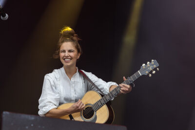 Emmy D'Arc @ Nostalgie Beach Festival 2023 Dag 1, picture 5, photographed by Marc Verdonck - FrontView Magazine