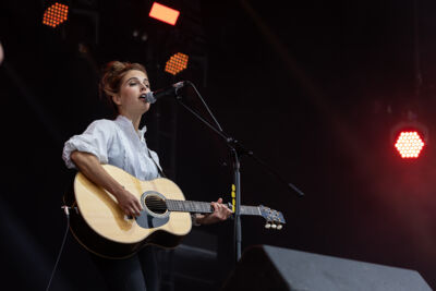 Emmy D'Arc @ Nostalgie Beach Festival 2023 Dag 1, picture 6, photographed by Marc Verdonck - FrontView Magazine