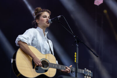 Emmy D'Arc @ Nostalgie Beach Festival 2023 Dag 1, picture 7, photographed by Marc Verdonck - FrontView Magazine