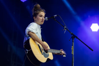 Emmy D'Arc @ Nostalgie Beach Festival 2023 Dag 1, picture 9, photographed by Marc Verdonck - FrontView Magazine