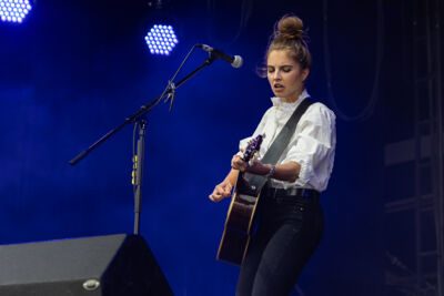Emmy D'Arc @ Nostalgie Beach Festival 2023 Dag 1, picture 11, photographed by Marc Verdonck - FrontView Magazine