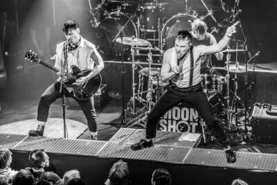 Moon shot Live at 013, picture 14, photographed by Paul Jongeneelen - FrontView Magazine