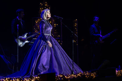 Dana Winner @ Elisabethzaal, picture 1, photographed by David Johnson - FrontView Magazine