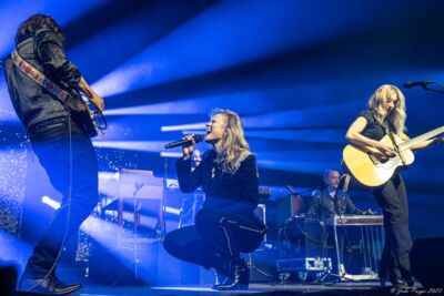 Ilse De Lange - Theatertour 2023 @ 013 Tilburg, picture 2, photographed by Joke Puype - FrontView Magazine