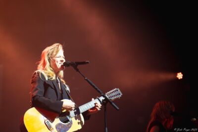 Ilse De Lange - Theatertour 2023 @ 013 Tilburg, picture 8, photographed by Joke Puype - FrontView Magazine
