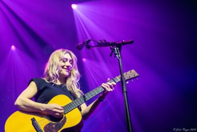 Ilse De Lange - Theatertour 2023 @ 013 Tilburg, picture 14, photographed by Joke Puype - FrontView Magazine