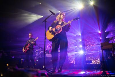 Ilse De Lange - Theatertour 2023 @ 013 Tilburg, picture 16, photographed by Joke Puype - FrontView Magazine