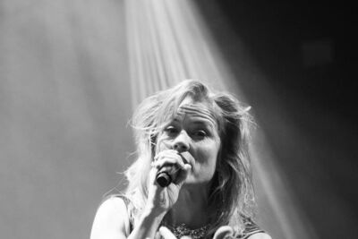 Ilse De Lange - Theatertour 2023 @ 013 Tilburg, picture 28, photographed by Joke Puype - FrontView Magazine
