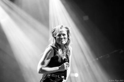 Ilse De Lange - Theatertour 2023 @ 013 Tilburg, picture 29, photographed by Joke Puype - FrontView Magazine
