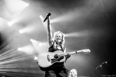 Ilse De Lange - Theatertour 2023 @ 013 Tilburg, picture 41, photographed by Joke Puype - FrontView Magazine