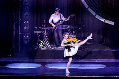Lindsey Stirling - Snow Waltz Tour @ ING Arena, picture 4, photographed by Peter Smet - FrontView Magazine