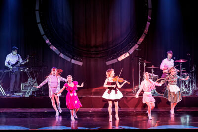 Lindsey Stirling - Snow Waltz Tour @ ING Arena, picture 11, photographed by Peter Smet - FrontView Magazine