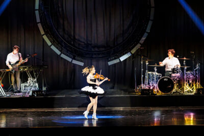 Lindsey Stirling - Snow Waltz Tour @ ING Arena, picture 18, photographed by Peter Smet - FrontView Magazine