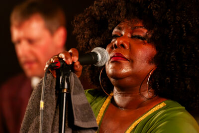 Michelle David & the True Tones @ Roots & Roses, picture 9, photographed by Jurgen Van De Maele - FrontView Magazine