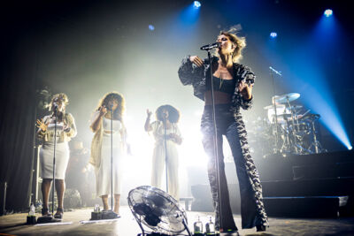 Selah Sue @ Gladiolen, picture 11, photographed by Peter Smet - FrontView Magazine