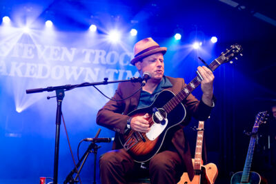 Steven Troch & Shakedown Tim @ Blues Peer Dag 3, picture 3, photographed by Luc Klinckaert - FrontView Magazine