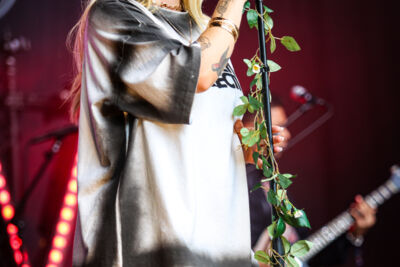 Roxeanne Hazes @ Parkfeest Oosterhout, picture 1, photographed by Kitty van de Waart - FrontView Magazine
