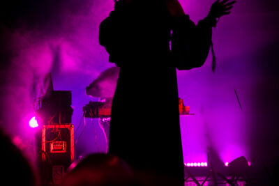 Chelsea Wolfs @ Ancienne Belgique, picture 6, photographed by Jurgen Van De Maele - FrontView Magazine