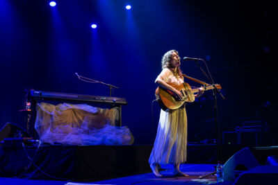 Birdy @ Gent Jazz, foto 23, foto's door David Johnson - FrontView Magazine