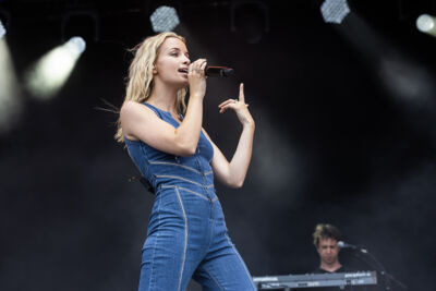 Olivia @ Beach Festival Nieuwpoort 2024 dag 3, picture 5, photographed by Marc Verdonck - FrontView Magazine