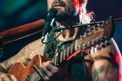 Xavier Rudd @ OLT Rivierenhof, picture 1, photographed by Jelle Meersschaut - FrontView Magazine