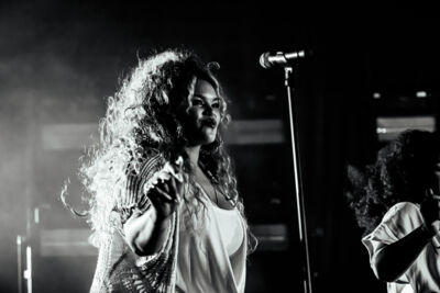 Selah Sue @ Het Depot, picture 7, photographed by Leen Verlinden - FrontView Magazine