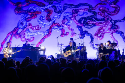 Crowded House @ Koninklijk Circus, picture 2, photographed by David Johnson - FrontView Magazine