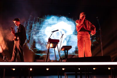 London Grammar @ Vorst Nationaal, picture 8, photographed by David Johnson - FrontView Magazine