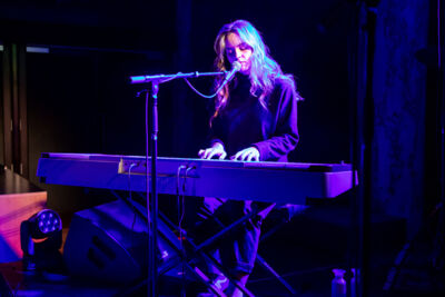 Alice Mae @ De Roma, picture 2, photographed by dirk janssens - FrontView Magazine