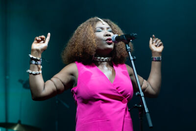 Justina Lee Brown @ Roots & Roses Festival, picture 1, photographed by Koen Marcoen - FrontView Magazine