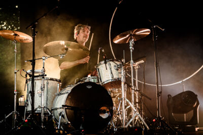 Future Islands @ OLT Rivierenhof, foto 2, foto's door Bjorn Hoeterickx - FrontView Magazine