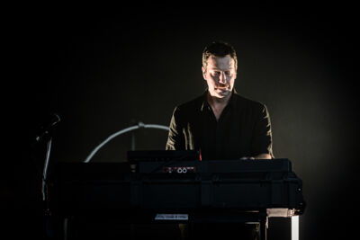 Future Islands @ OLT Rivierenhof, foto 7, foto's door Bjorn Hoeterickx - FrontView Magazine