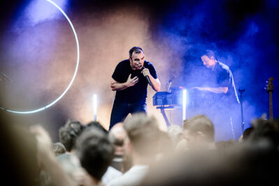 Future Islands @ OLT Rivierenhof, foto 13, foto's door Bjorn Hoeterickx - FrontView Magazine