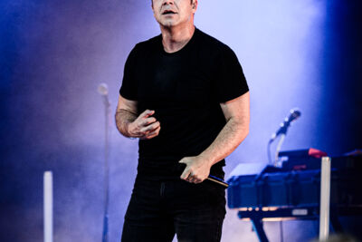 Future Islands @ OLT Rivierenhof, foto 14, foto's door Bjorn Hoeterickx - FrontView Magazine