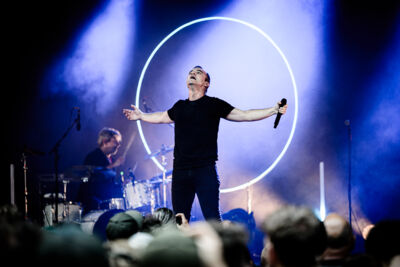Future Islands @ OLT Rivierenhof, foto 15, foto's door Bjorn Hoeterickx - FrontView Magazine