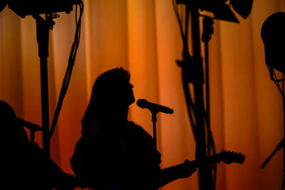 Eefje de Visser @ Cactus festival, picture 1, photographed by Anais Callens - FrontView Magazine