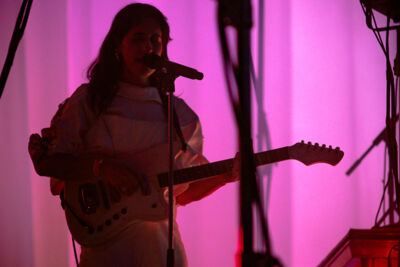 Eefje de Visser @ Cactus festival, picture 3, photographed by Anais Callens - FrontView Magazine