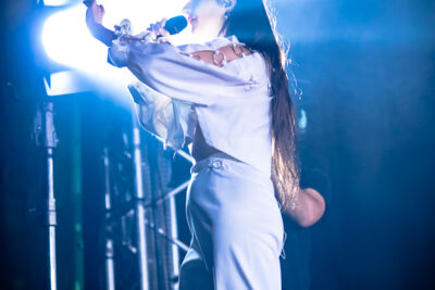 Eefje de Visser @ Cactus festival, picture 14, photographed by Anais Callens - FrontView Magazine