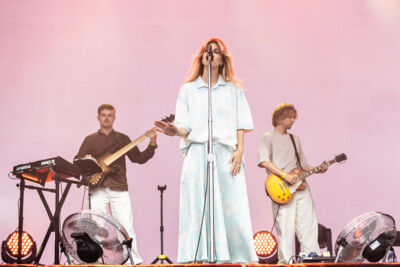 Emma Bale @ Beach Festival Nieuwpoort 2025, picture 2, photographed by Marc Verdonck - FrontView Magazine