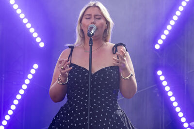 Maxine @ Beach Festival Nieuwpoort 2025, picture 2, photographed by Marc Verdonck - FrontView Magazine