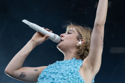 Pommelien Thijs @ Beach Festival Nieuwpoort 2025, picture 4, photographed by Marc Verdonck - FrontView Magazine