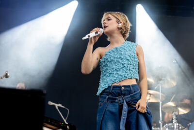 Pommelien Thijs @ Beach Festival Nieuwpoort 2025, picture 8, photographed by Marc Verdonck - FrontView Magazine