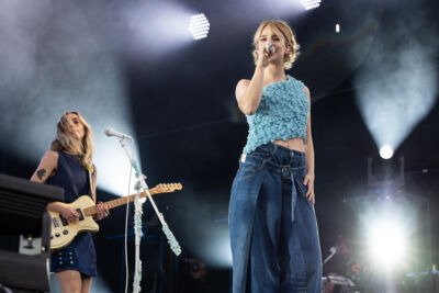 Pommelien Thijs @ Beach Festival Nieuwpoort 2025, picture 14, photographed by Marc Verdonck - FrontView Magazine