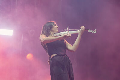 Clean Bandit @ Lokerse Feesten, foto 3, foto's door Peter Smet - FrontView Magazine