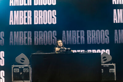 Amber Broos @ Lokerse Feesten, picture 1, photographed by Peter Smet - FrontView Magazine