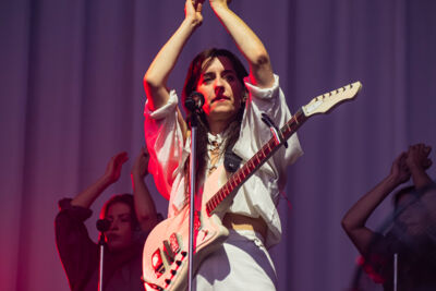 Eefje De Visser @ Lokerse Feesten, picture 2, photographed by Bart Janssens - FrontView Magazine