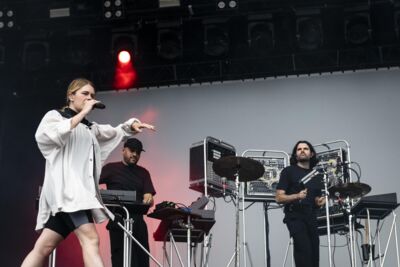 Zaho De Sagazan @ Lokerse Feesten, picture 1, photographed by Sandra Van Watermeulen - FrontView Magazine