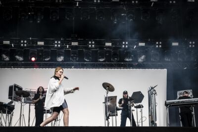 Zaho De Sagazan @ Lokerse Feesten, picture 2, photographed by Sandra Van Watermeulen - FrontView Magazine
