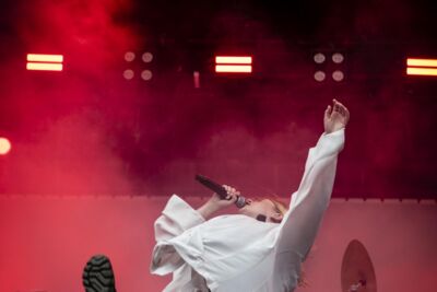 Zaho De Sagazan @ Lokerse Feesten, picture 9, photographed by Sandra Van Watermeulen - FrontView Magazine